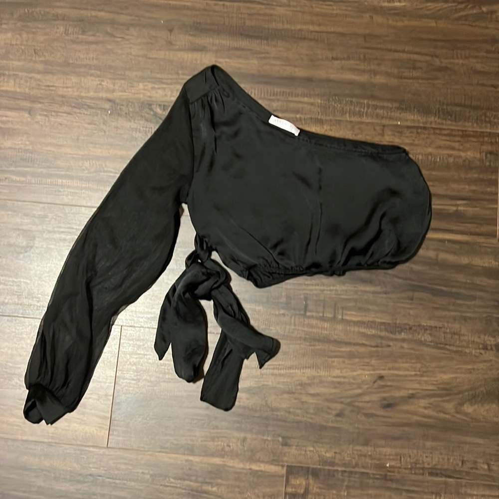 One sleeve, size small, top